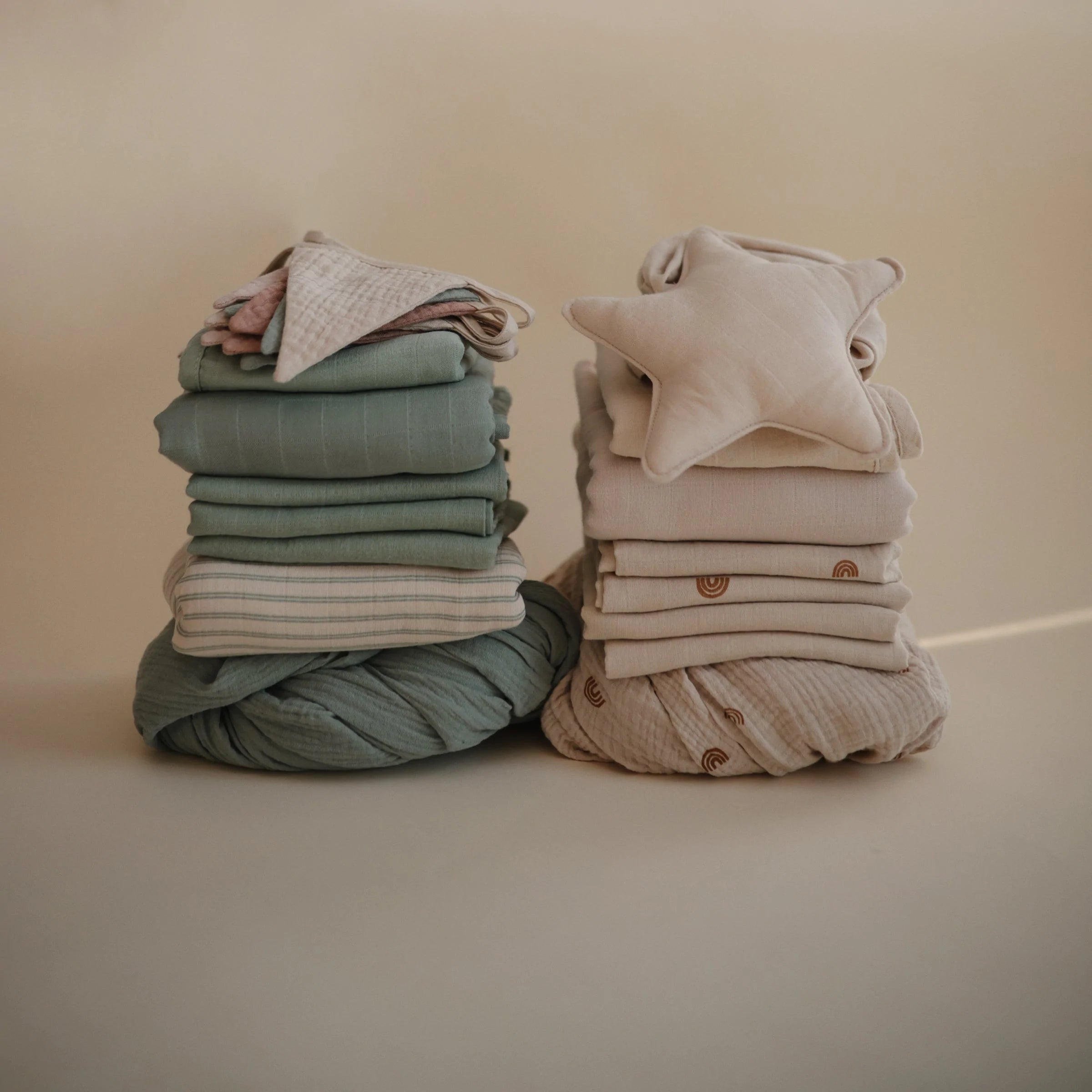 Mushie Muslin Burp Cloth Organic Cotton 2-Pack | Retro Flowers/Fog