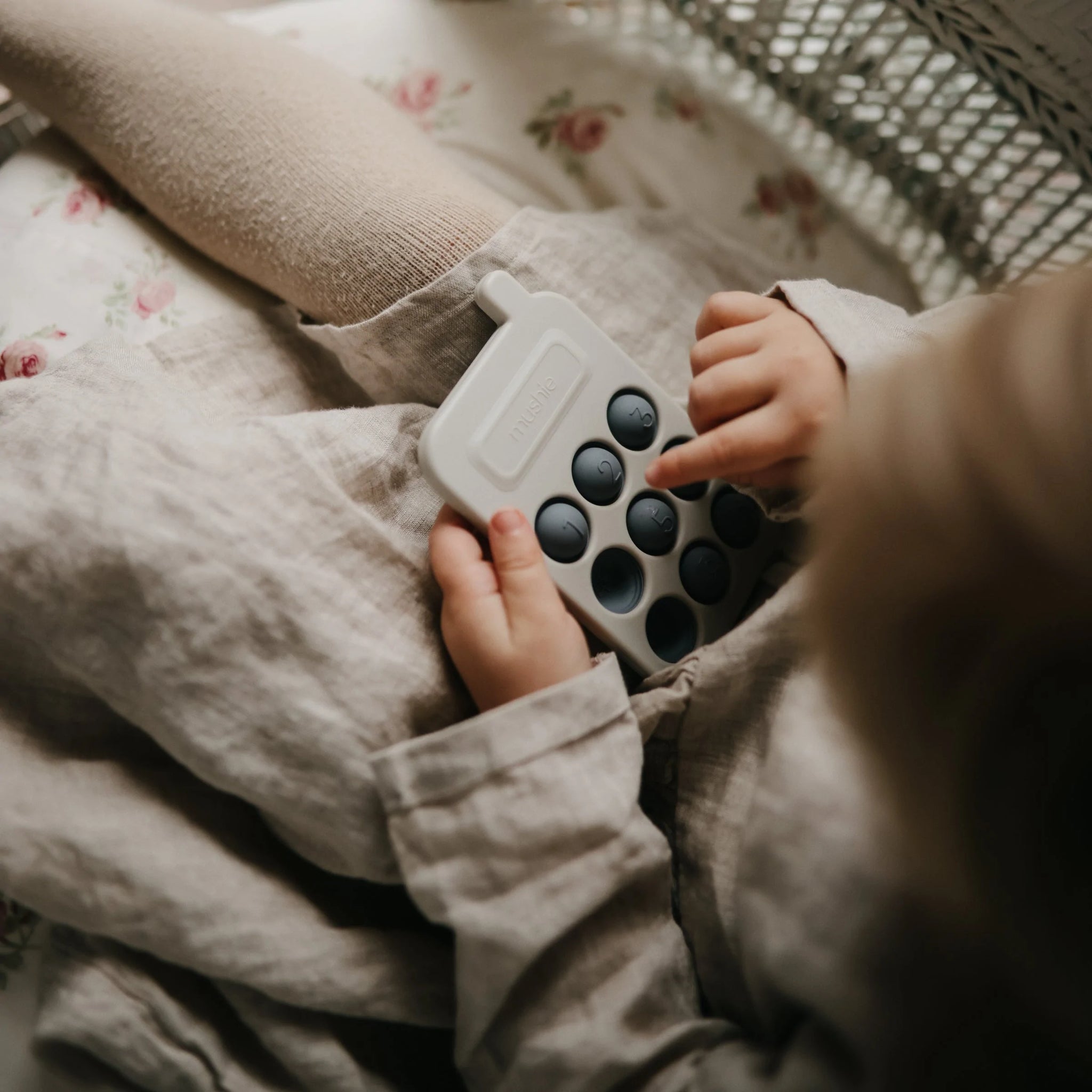Mushie Jouet Téléphone Pressant Pour Bébé – Silicone Alimentaire, Sans BPA – Aide à La Motricité Fine Et Apaisant – Dès 10 Mois (Tradewinds)
